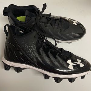 LIKE NEW UNDER ARMOUR SPOTLIGHT FRANCHISE RM FOOTBALL CLEATS. Sz 5Y. Black. EUC
